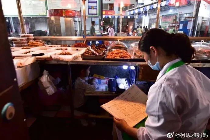 7岁女孩在温州卤味铺案板下上网课，妈妈发文“感觉对不住她”……25万网友点赞：我在这个姑娘的眼睛里看到了光与幸福