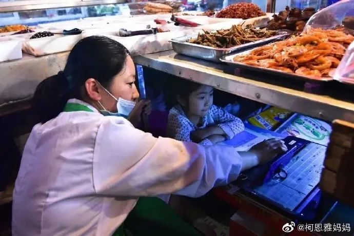 7岁女孩在温州卤味铺案板下上网课，妈妈发文“感觉对不住她”……25万网友点赞：我在这个姑娘的眼睛里看到了光与幸福
