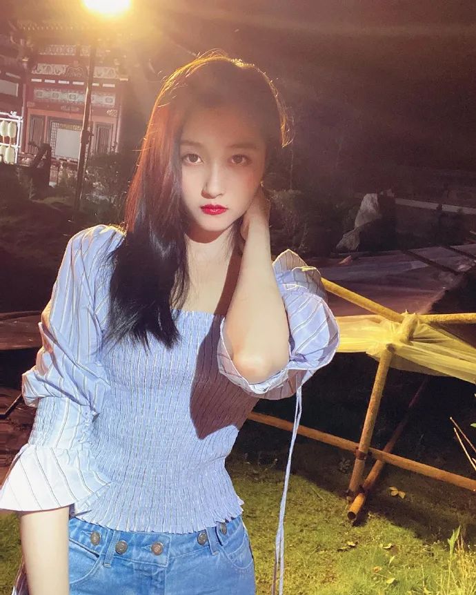 只要穿上泡泡袖，走到哪儿都是女团舞台