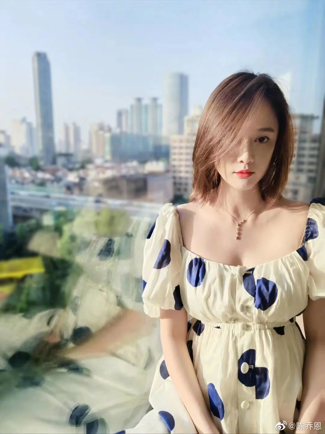只要穿上泡泡袖，走到哪儿都是女团舞台