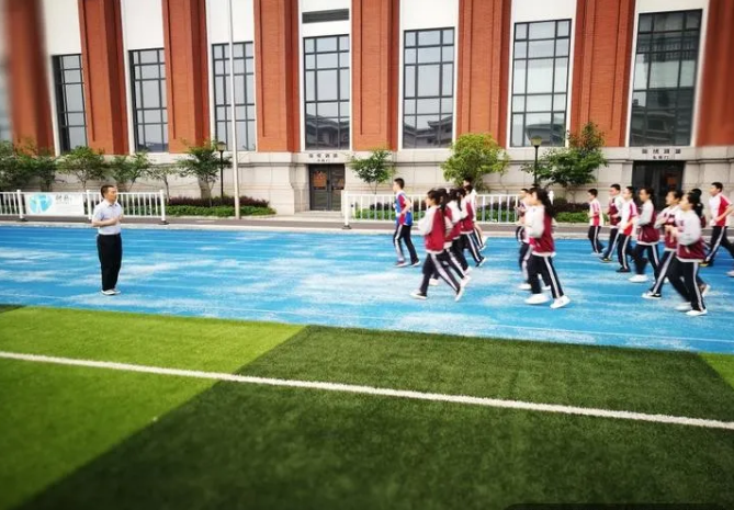 这位校长每天陪学生跑2000米！钟南山、袁隆平都说体育锻炼好