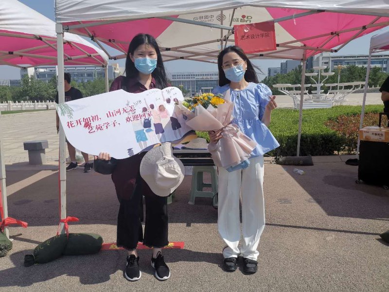 齐鲁工大一周迎回两千学子，大学生专门返校帮未归同学打包行李