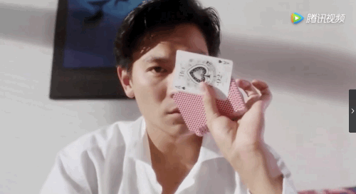 赌片里有大量的牌技展示,媲如分牌,切牌,洗牌.