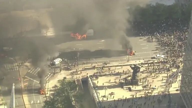 抗议继续！警车着火，警察受伤，商店被洗劫...洛杉矶费城等宣布实施宵禁