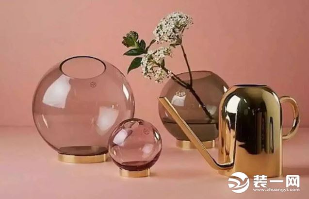 现代风格客厅装饰花瓶少不了 不同外形花瓶挑选有讲究