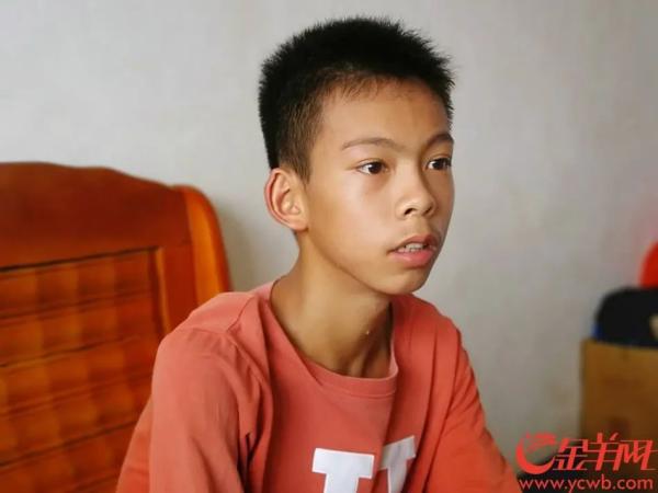 13岁独臂男孩刷爆“朋友圈”!他的篮球梦,帅炸了