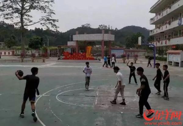 13岁独臂男孩刷爆“朋友圈”!他的篮球梦,帅炸了