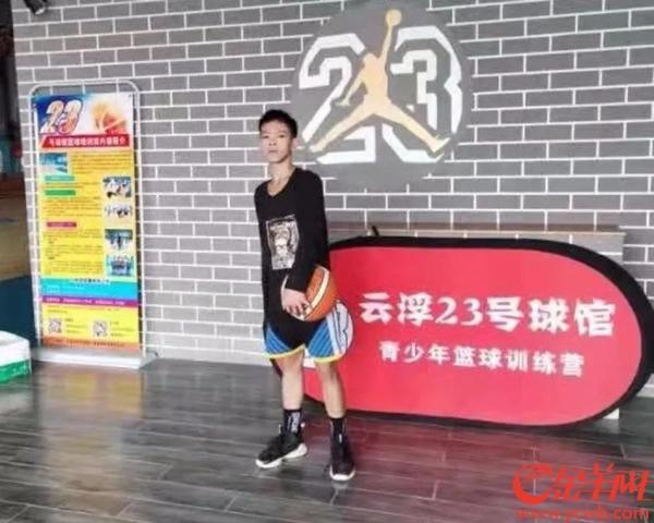13岁独臂男孩刷爆“朋友圈”!他的篮球梦,帅炸了