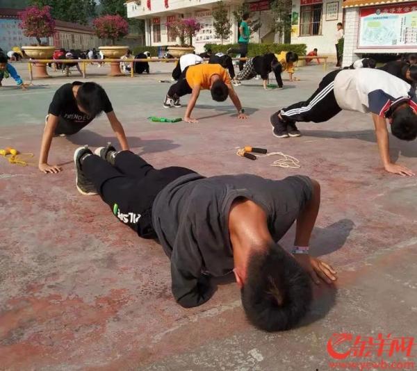 13岁独臂男孩刷爆“朋友圈”!他的篮球梦,帅炸了