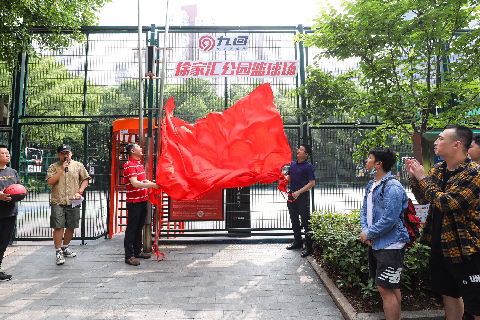 nba为什么不在上海打了(这一上海最著名的篮球圣地，为啥偏要加上这么一扇“门”？)