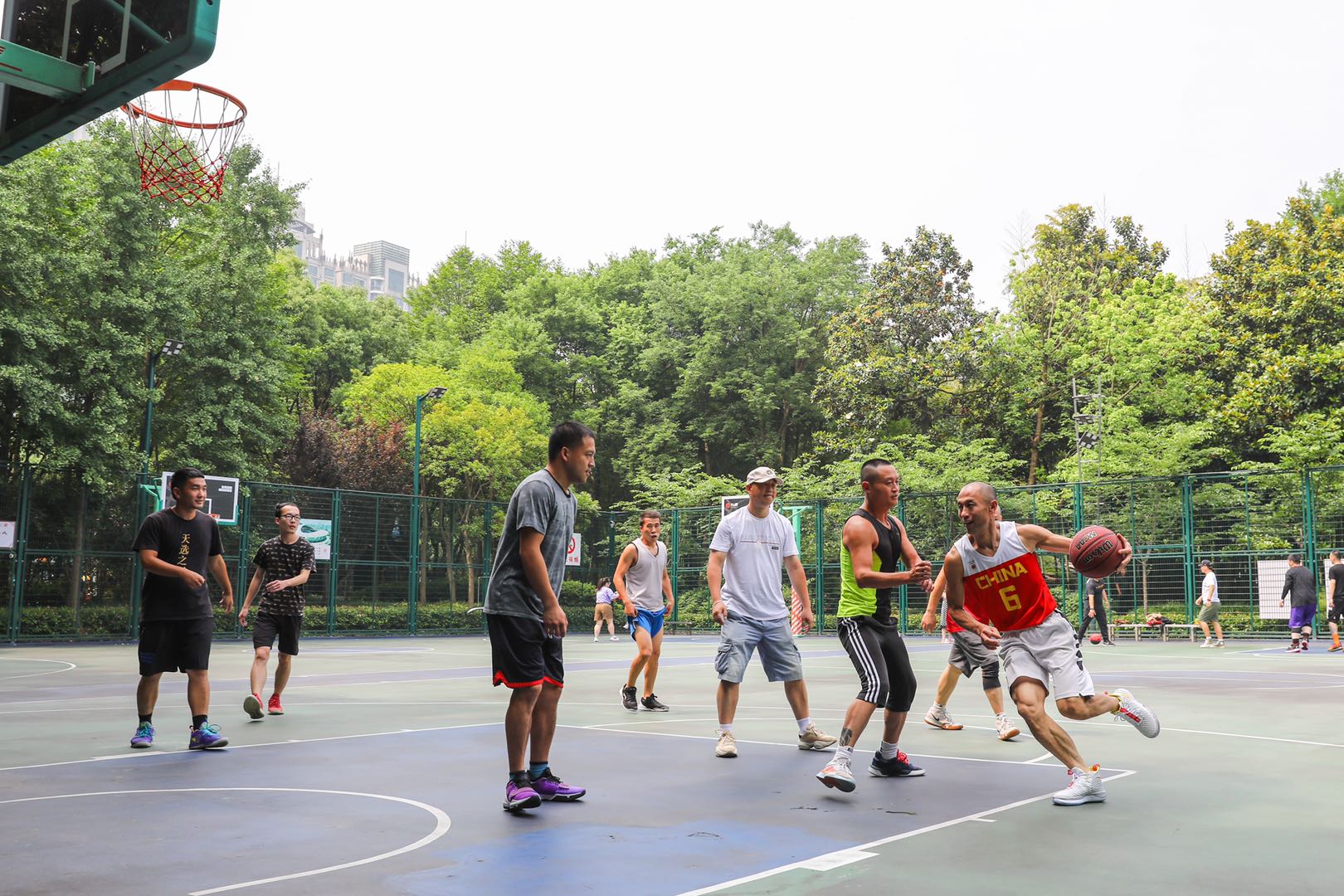 今年nba为什么在上海(这一上海最著名的篮球圣地，为啥偏要加上这么一扇“门”？)