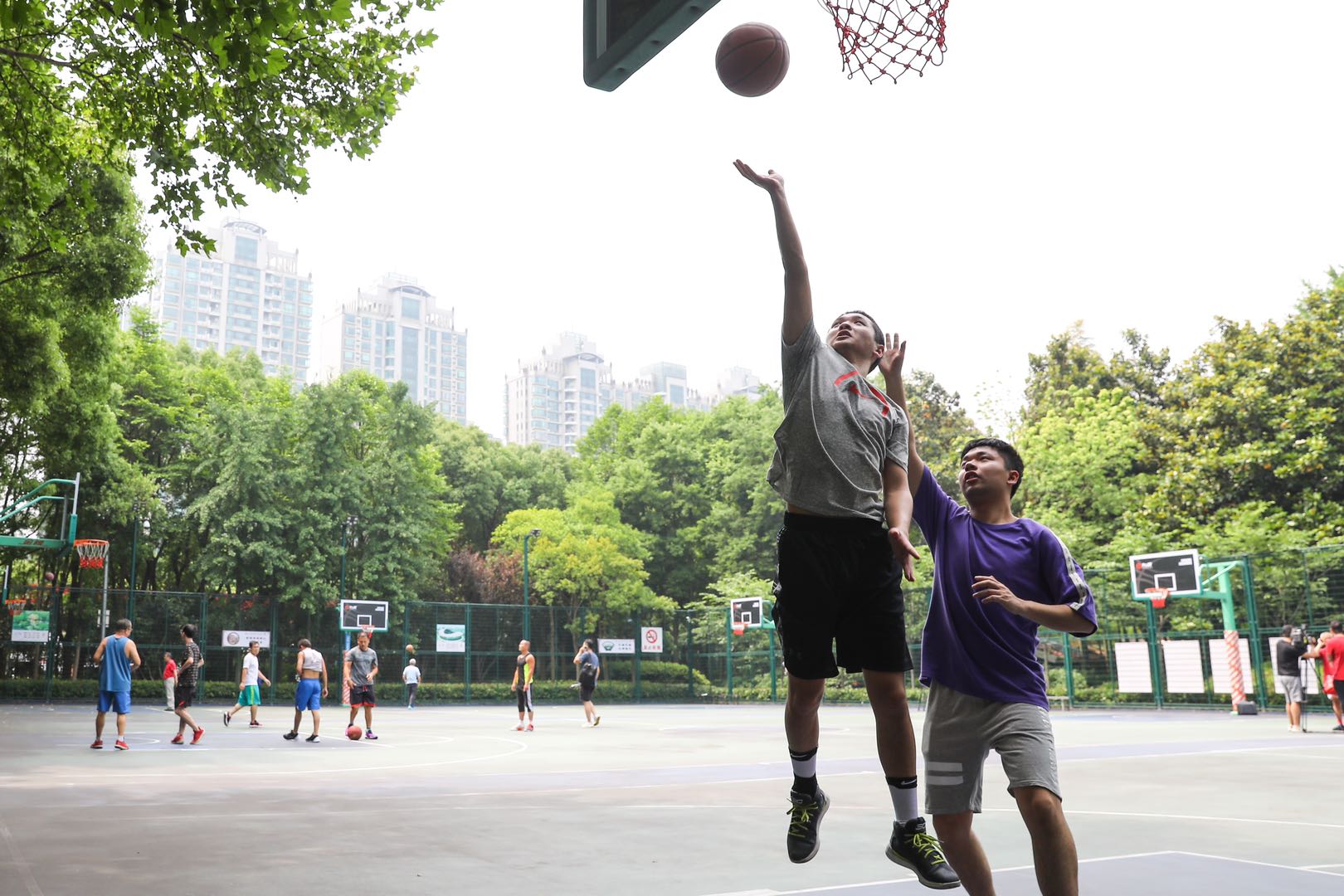 nba为什么不在上海打了(这一上海最著名的篮球圣地，为啥偏要加上这么一扇“门”？)