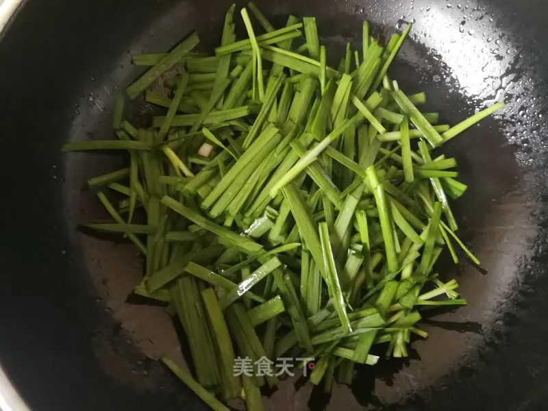 韭菜虾仁怎么做（家常快手菜韭菜炒虾仁攻略解析）