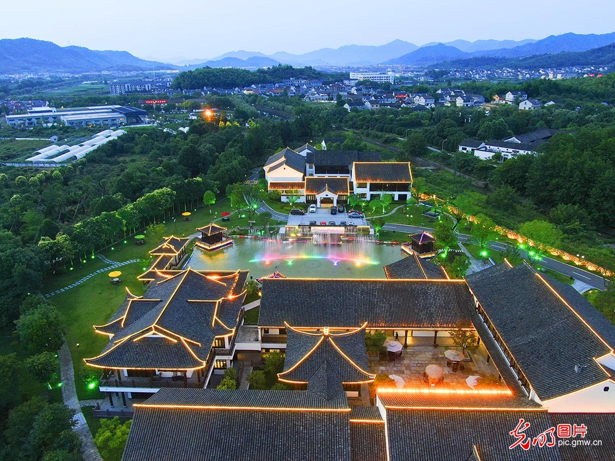 2020年6月12日,浙江省余姚市梁弄镇横坎头村,绿荫环绕景色如画.