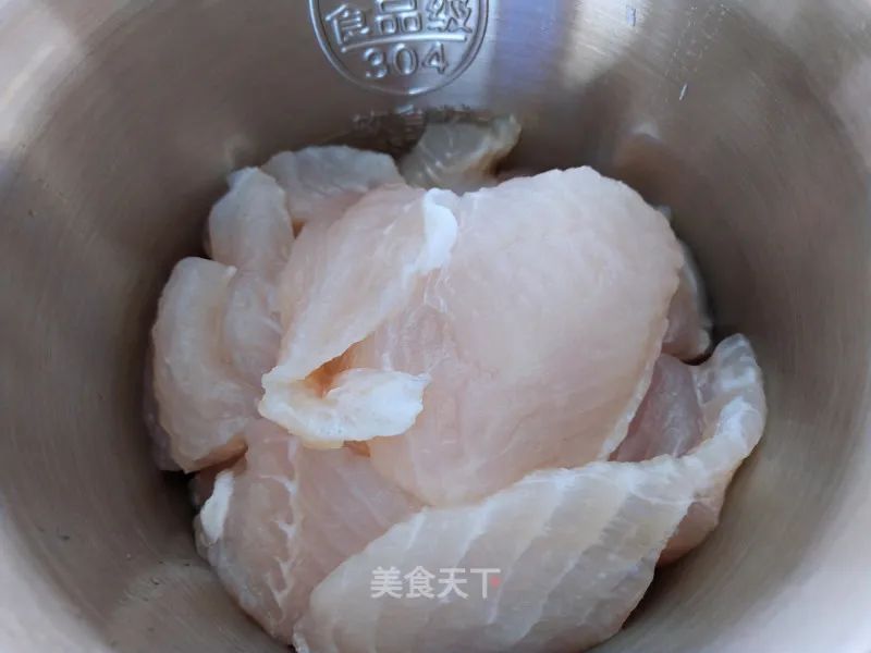 蒸鱼糕：口感细腻，味道鲜美，老少皆宜