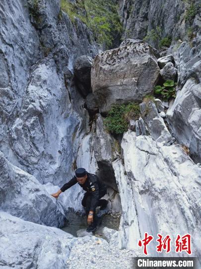 玉龙雪山的海拔(两名游客擅自攀爬海拔5596米玉龙雪山被困悬崖三小时 警方成功营救)