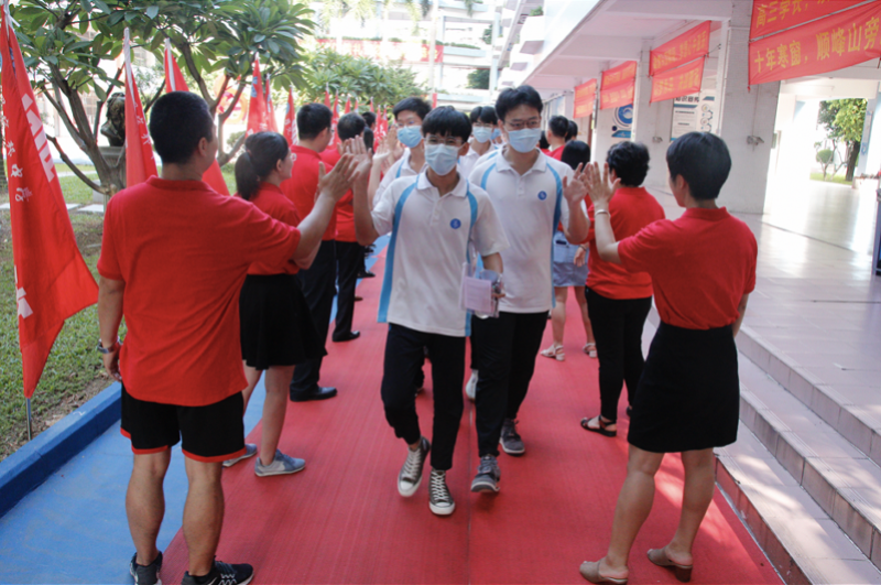 佛山高考首日：家长纷纷准备“开门红”，学校花式打call