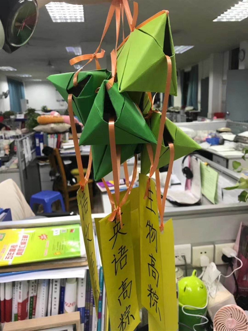 佛山高考首日：家长纷纷准备“开门红”，学校花式打call