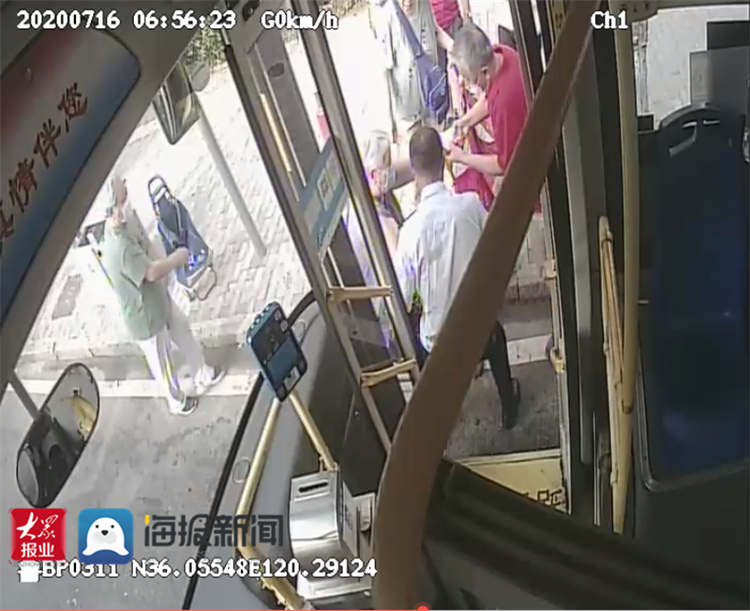 视频：老人摔倒扶不扶？青岛公交驾驶员给出这样的答案