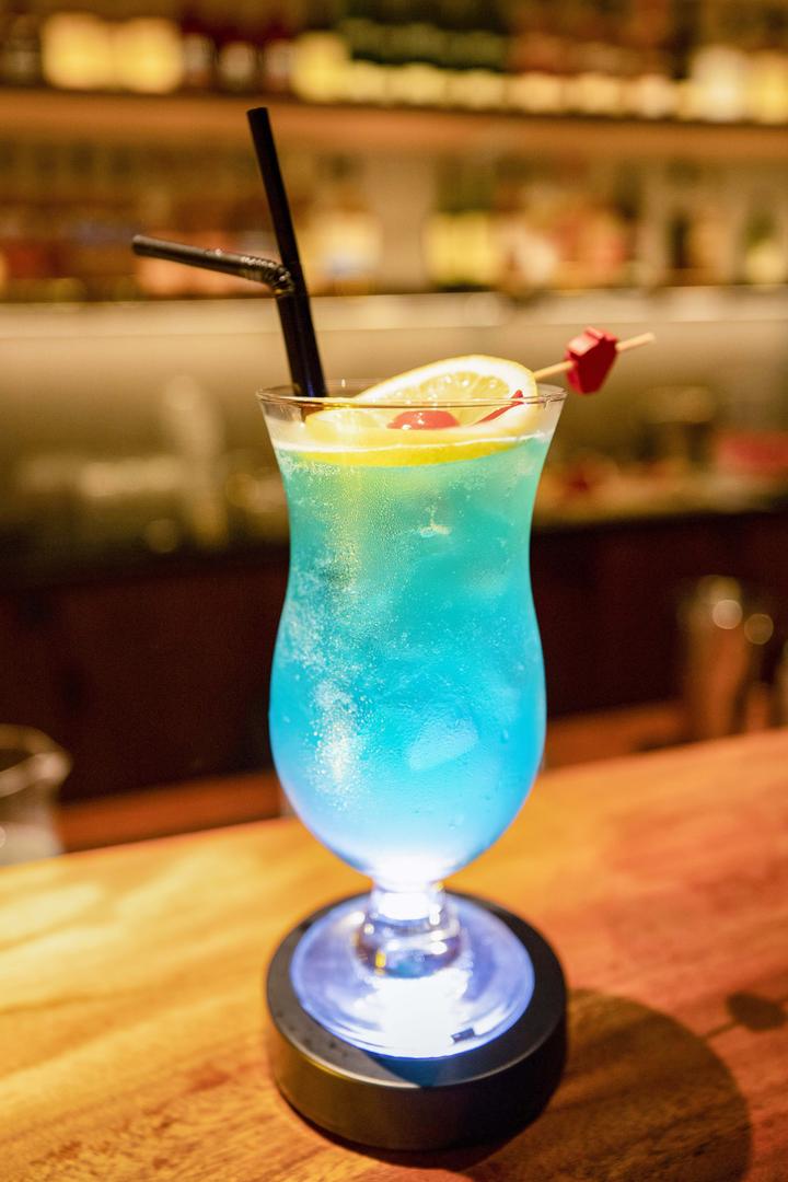 无论是海滩派对还是楼顶独坐,人们都喜欢做同样一件事:拿出银亮的调酒