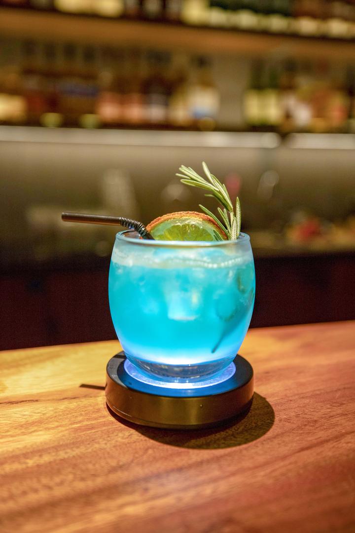 无论是海滩派对还是楼顶独坐,人们都喜欢做同样一件事:拿出银亮的调酒