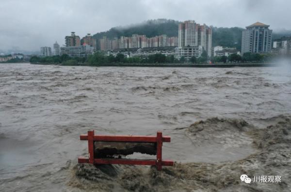 青衣江雅安段现百年一遇洪水(首次！四川启动I级防汛应急响应！青衣江雅安城区段已现百年一遇洪水)