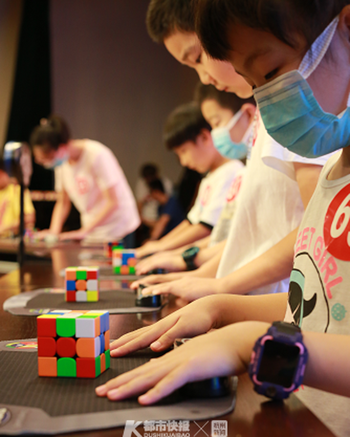 吃饭玩、逛街玩、上下楼梯也在玩……杭州六年级男生昨天“玩”出了个冠军