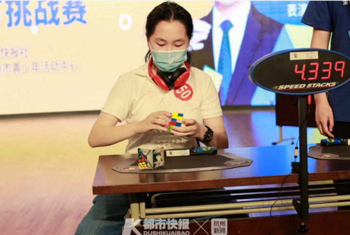 吃饭玩、逛街玩、上下楼梯也在玩……杭州六年级男生昨天“玩”出了个冠军