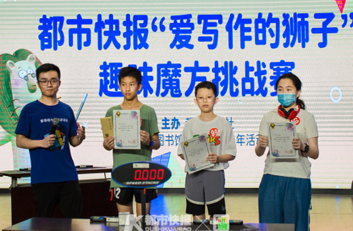 吃饭玩、逛街玩、上下楼梯也在玩……杭州六年级男生昨天“玩”出了个冠军