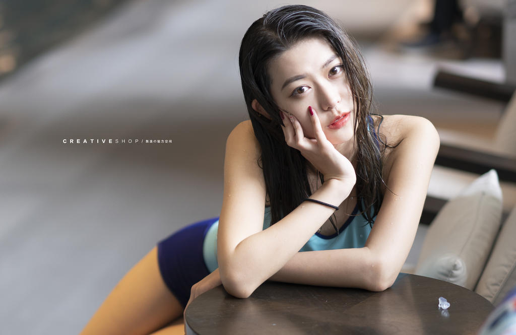 泳池美女写真