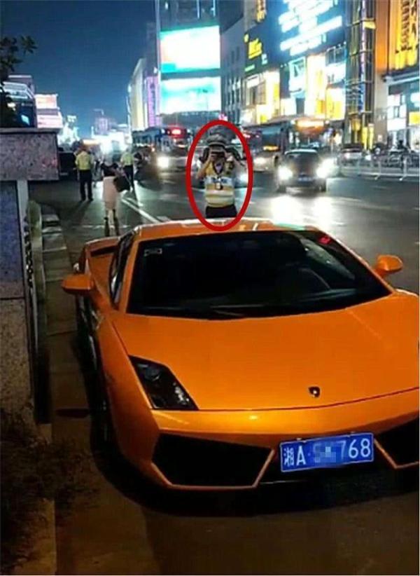 路边停车时，出现什么样的行为就算是违停？交警：这些全部都是