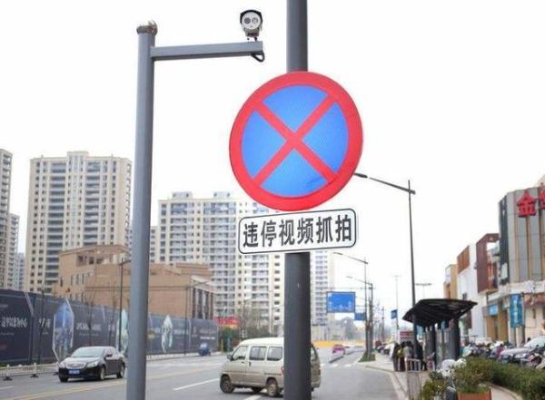 路边停车时，出现什么样的行为就算是违停？交警：这些全部都是