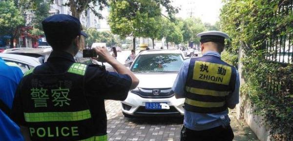 路边停车时，出现什么样的行为就算是违停？交警：这些全部都是