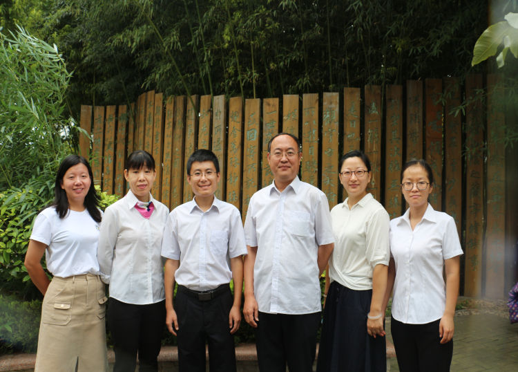 任课教师:王燕(语文),赵东洋(英语),姚俊杰(物理),孙元亮(化学),徐梅