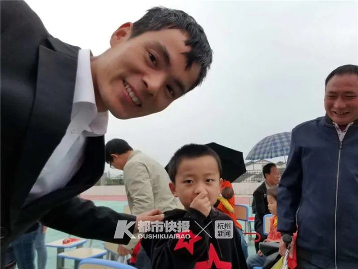 就是放不下山里这群孩子！杭州小伙放弃读研，放弃月薪过万工作，扎根贵州默默支教11年