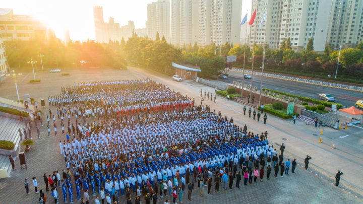 山东体育学院图片(校园双节汇｜山东体育学院举行迎国庆升国旗仪式)