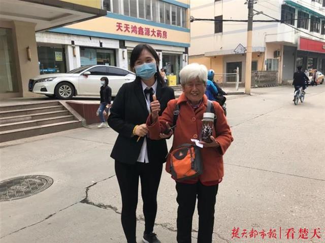 社保年审未办致工资停发，办事员搀扶老人找到单位协调