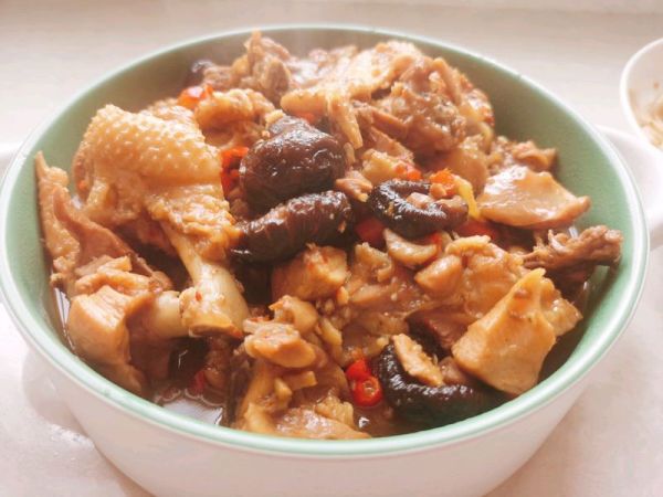 家常蘑菇炖鸡肉的简单方法(鲜嫩鸡肉搭配香煮蘑菇，美味家常炖法)