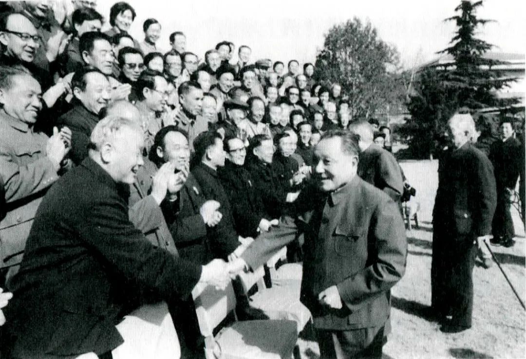 有人说，特区不能办了，小平同志没说话，提笔写下七个大字