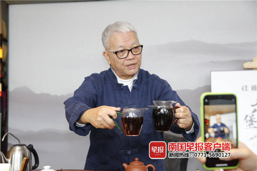 “哇，这六堡茶汤也太美了”！“香港茶王”陈国义给南宁市民开泡六堡茶