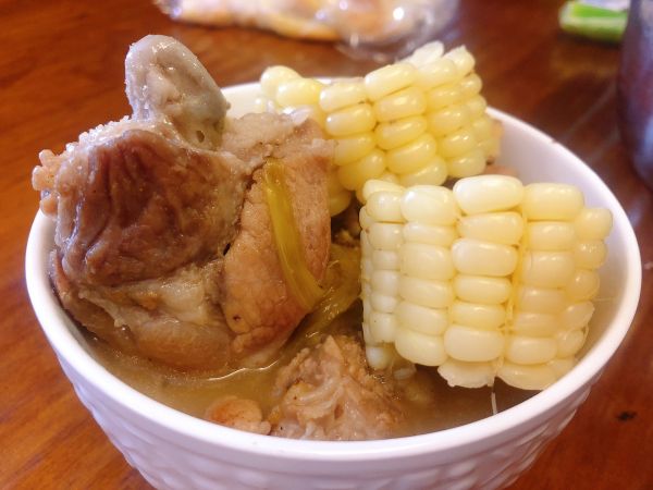玉米骨头汤的做法(浓香玉米骨汤，味蕾的饕餮盛宴)