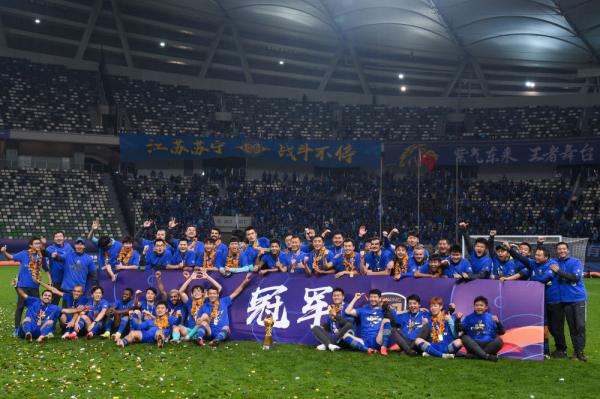 新华社记者 李博 摄↑ 江苏苏宁易购队球迷庆祝球队夺冠.