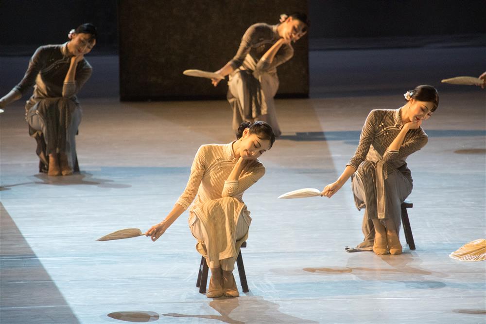 穿着旗袍,摇着蒲扇,伴着《渔光曲》起舞朱洁静塑造的兰芬,没有高难度