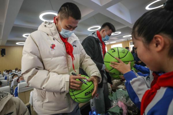 沈阳小学生篮球比赛在哪里(篮球丨辽宁男篮CBA休赛期走进校园)