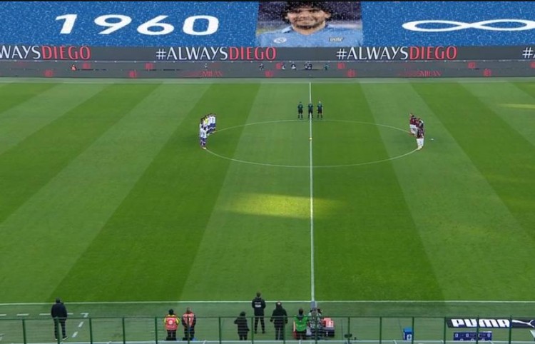 致哀马拉多纳，AC米兰vs佛罗伦萨赛前举行默哀仪式