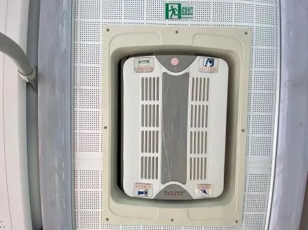 "上房揭瓦"—— 车顶紧急逃生天窗为保障乘客的生命安全,请勿带走安全