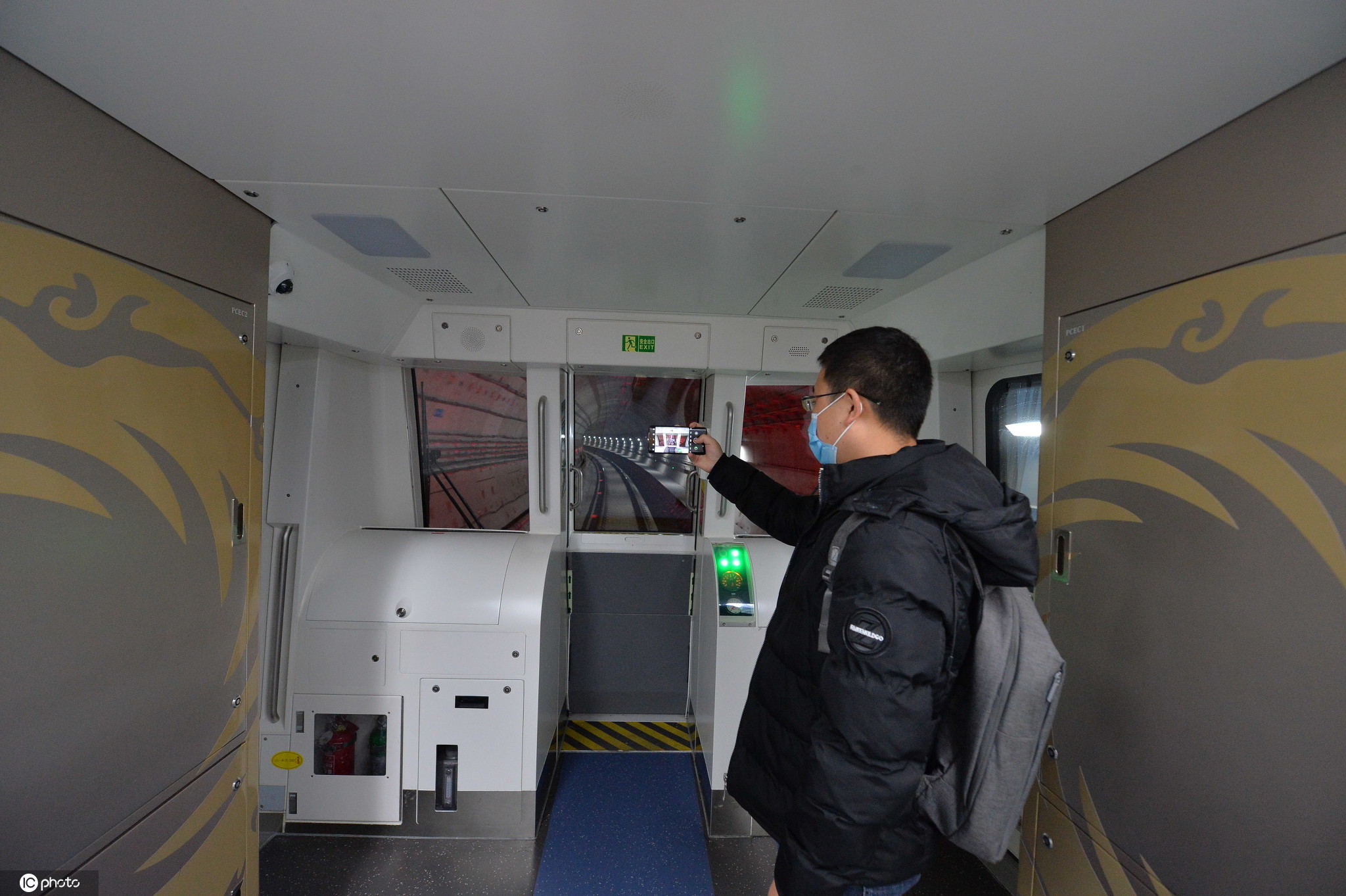 中国西部首条无人驾驶地铁亮相 市民可随意进入驾驶室参观