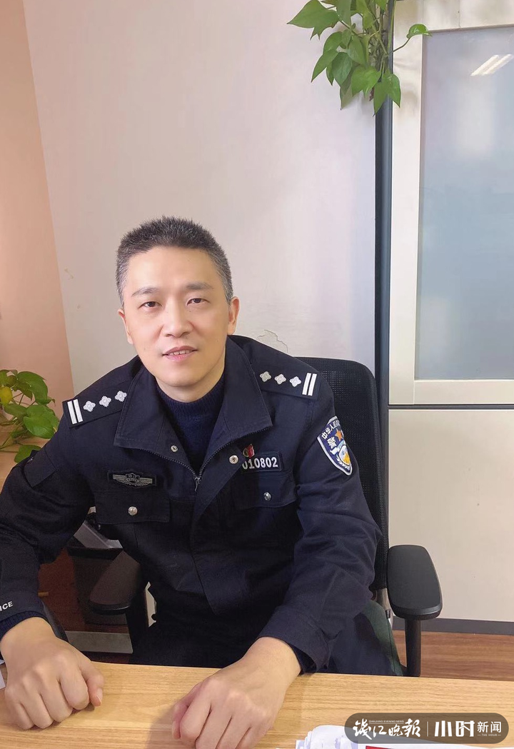 一身制服领带，一口流利英语，身高1米8，来认识一下杭州这位帅气外事警官