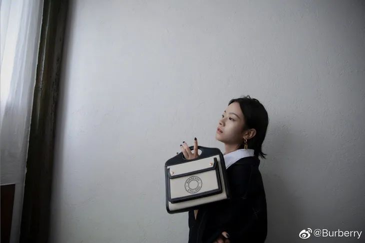 时髦办 | 街头遛娃的Gigi表示，最实用不过托特包