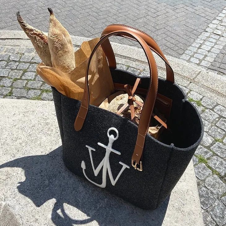 时髦办 | 街头遛娃的Gigi表示，最实用不过托特包